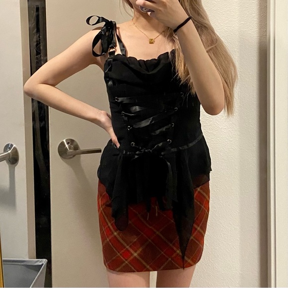 Gothic style ribbon corset top in black - Picture 5 of 6